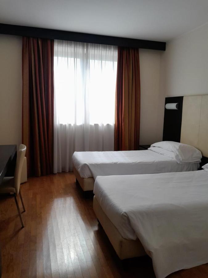 Elysium Hotel Raya Mediglia ภายนอก รูปภาพ