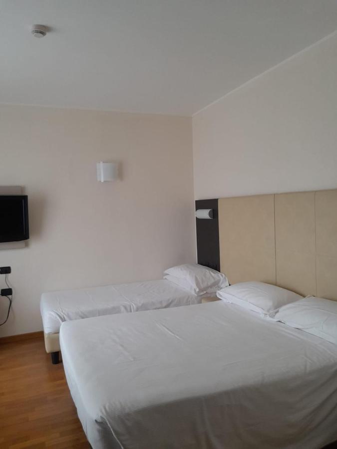 Elysium Hotel Raya Mediglia ภายนอก รูปภาพ