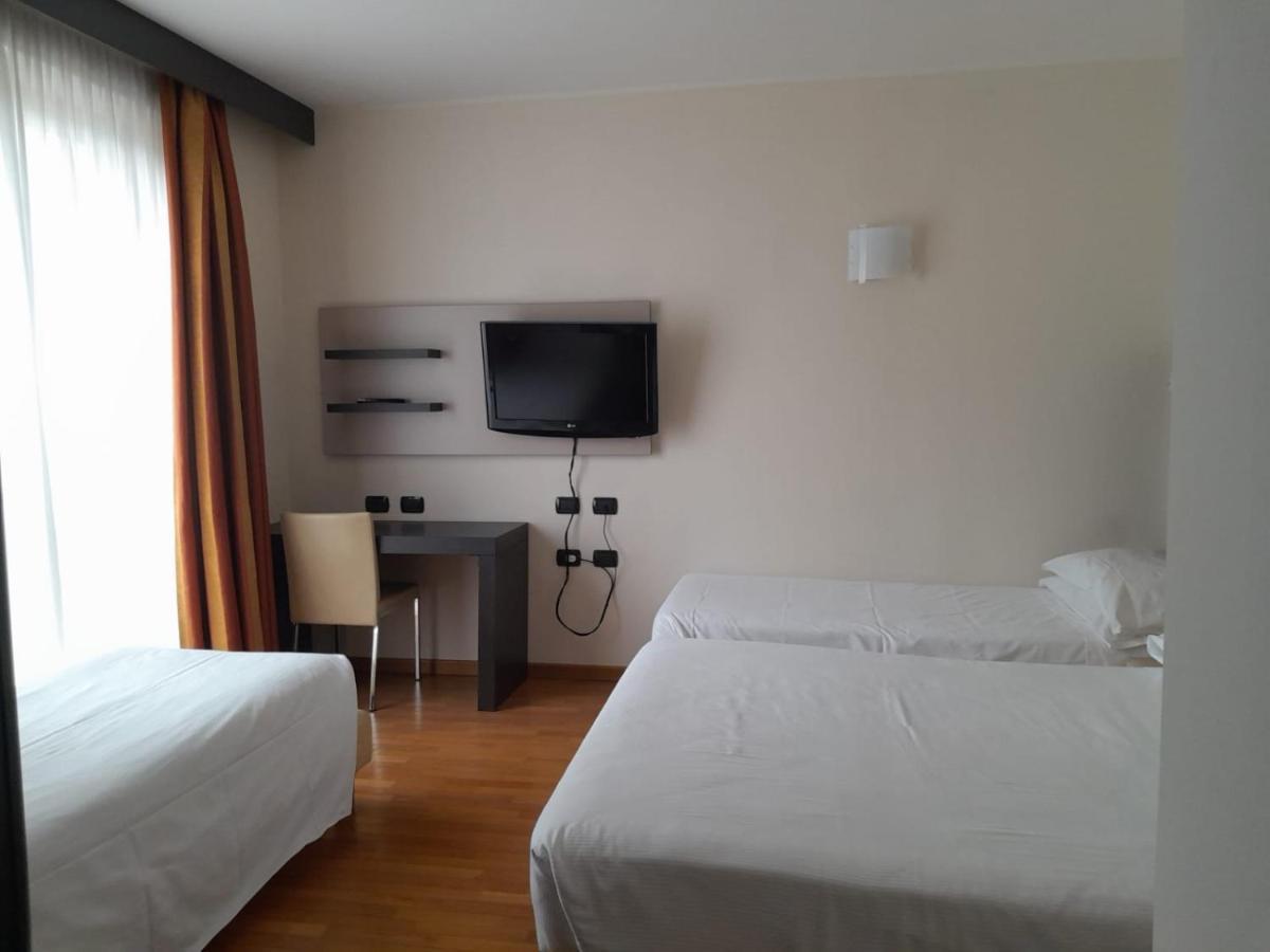 Elysium Hotel Raya Mediglia ภายนอก รูปภาพ