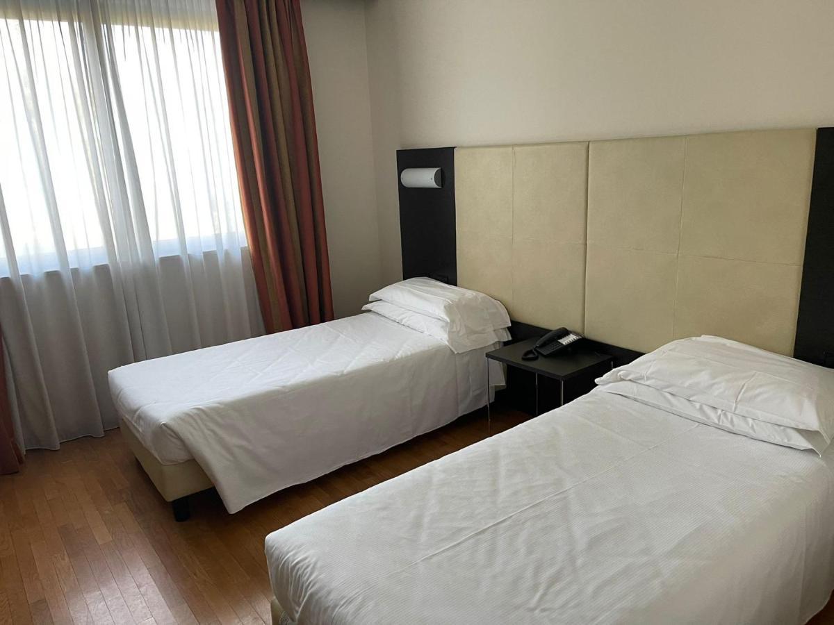 Elysium Hotel Raya Mediglia ภายนอก รูปภาพ