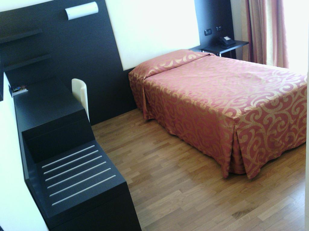 Elysium Hotel Raya Mediglia ภายนอก รูปภาพ