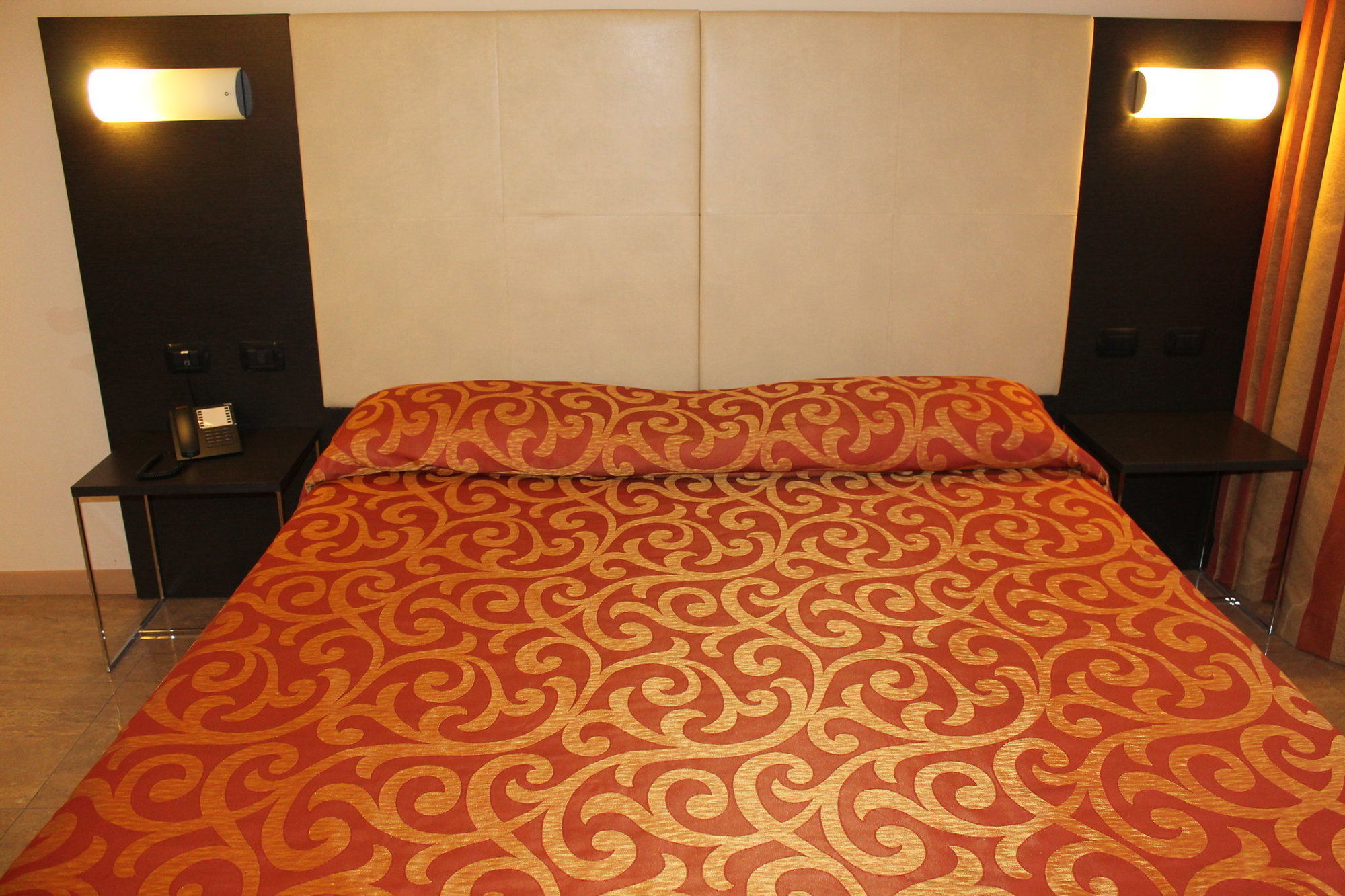 Elysium Hotel Raya Mediglia ภายนอก รูปภาพ