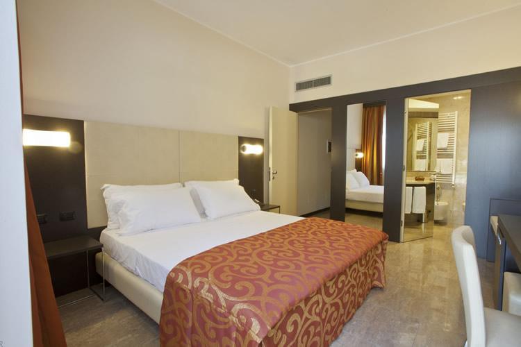 Elysium Hotel Raya Mediglia ภายนอก รูปภาพ