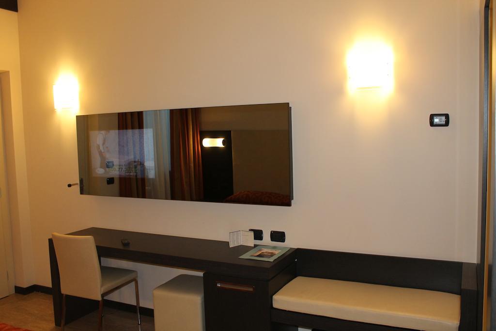 Elysium Hotel Raya Mediglia ภายนอก รูปภาพ